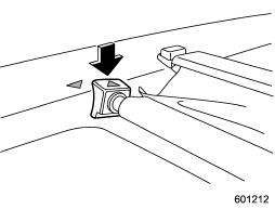 2. Make sure to fix the front part of the cargo area cover behind the rear seat.