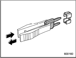 4. Pull out the fuse with the fuse puller.