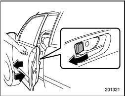 4. Before closing the doors, lock all doors with the inside door lock levers.