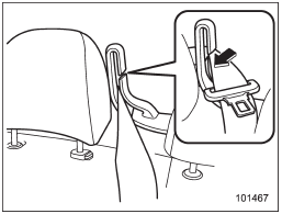2. After drawing out the seatbelt, pass it through the belt guide as follows: First insert one edge of the belt into the open gap in the belt guide; then slide the rest of the belt in, so that the whole belt fits inside.