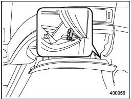 (2) Remove the damper shaft from the glove box.