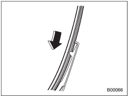 4. Align the claws of the plastic support with the grooves in the blade rubber assembly, then slide the blade rubber assembly into place.