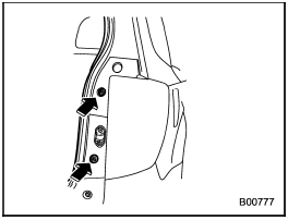 7. Tighten the upper and lower screws.