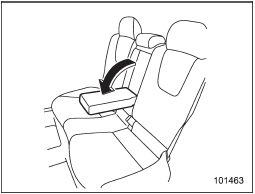 To lower the armrest, pull on the top edge of the armrest.