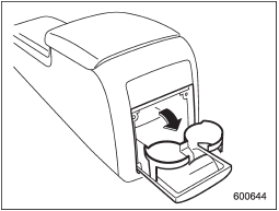 A dual cup holder is located at the back of the center console. To use the cup holder, open the lid by pulling its upper edge.