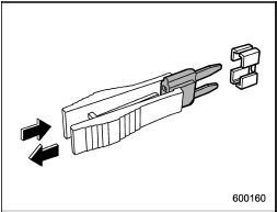 4. Pull out the fuse with the fuse puller.