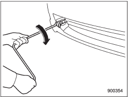 4. Tighten the towing hook securely using the jack handle.