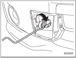 4. Tighten the towing hook securely using the jack handle.