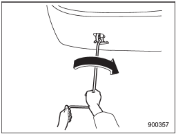 4. Tighten the towing hook securely using the jack handle.